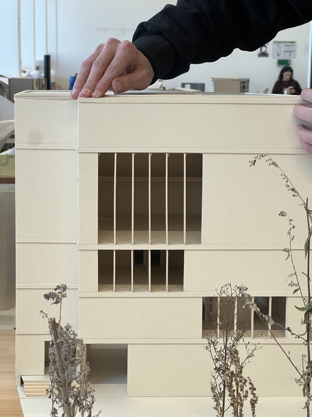 Carl Dobmeier beim Bau des Architekturmodells für das Projekt Schütten